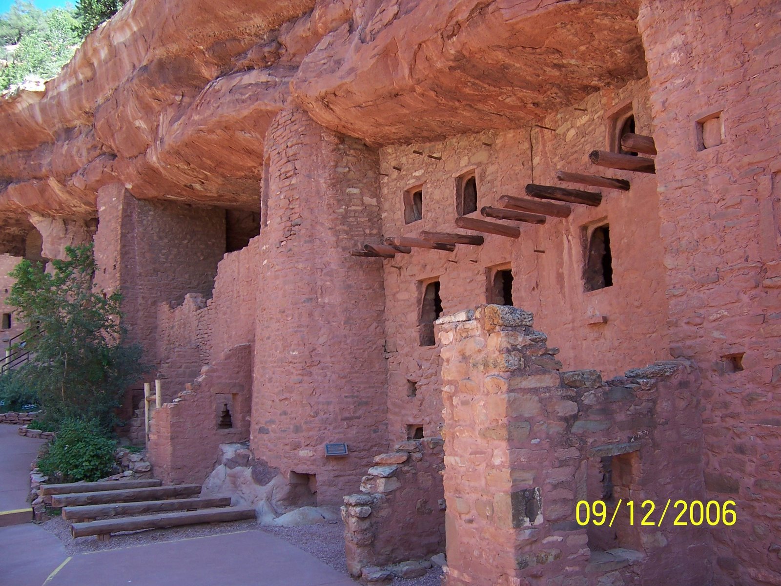Image 643513 for prototype 4266 in ImageNet from class cliff dwelling